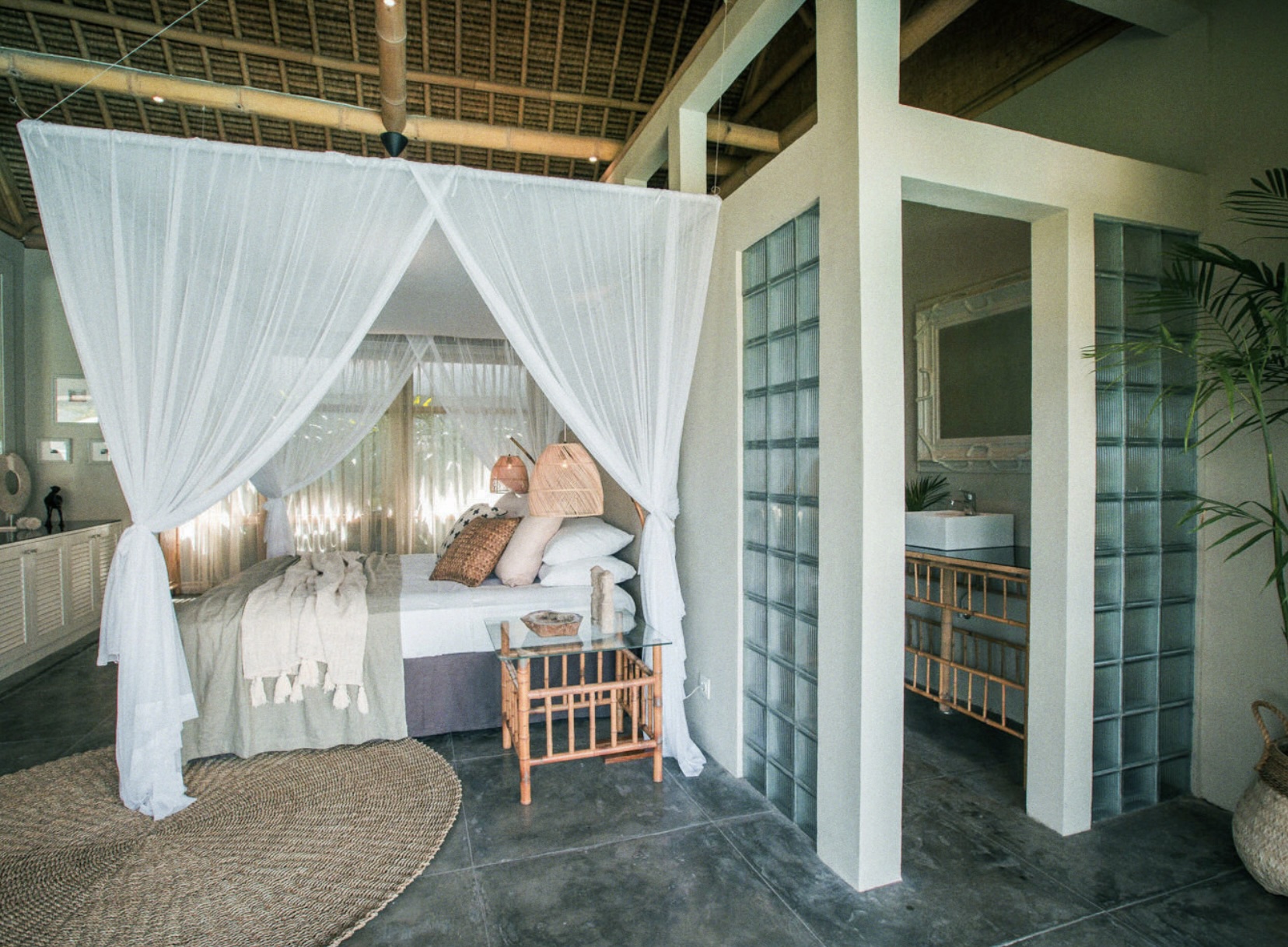 Deluxe Pool Rooms
