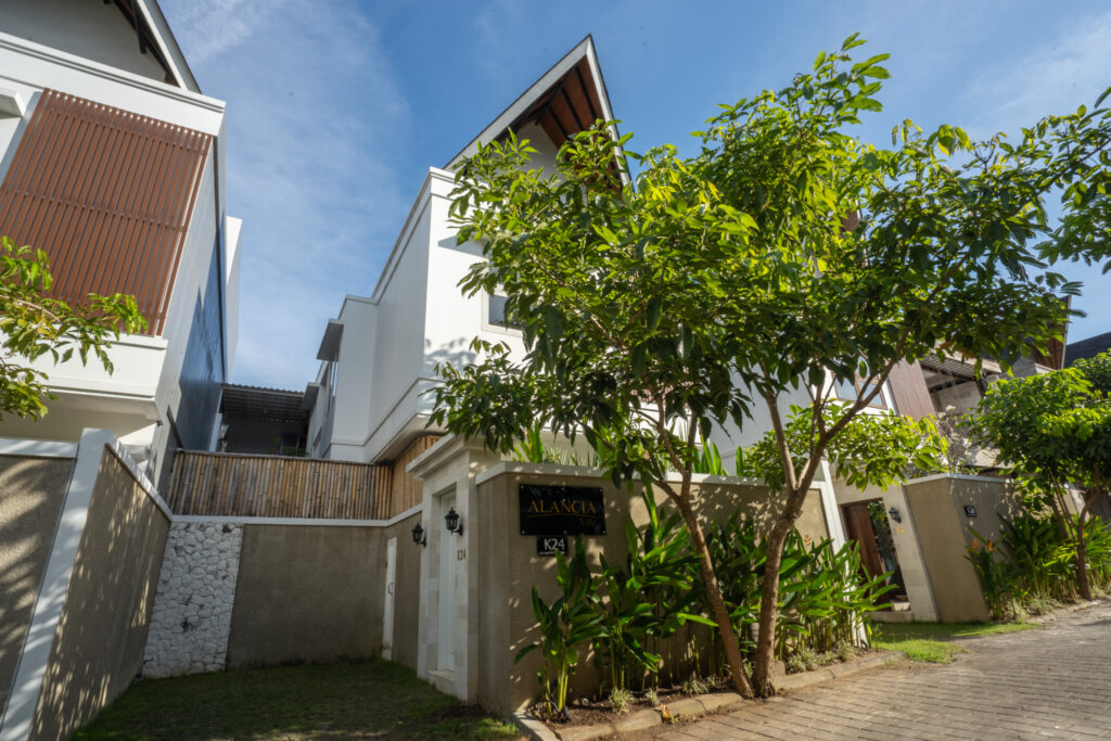 Front view of Villa Alancia with modern tropical architecture